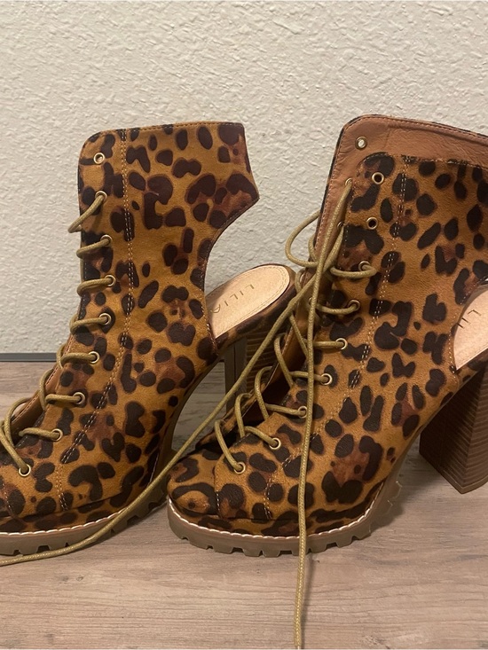 Liliana Shoes - Liliana Leopard Print Lace-Up Cutout Block Heel Booties